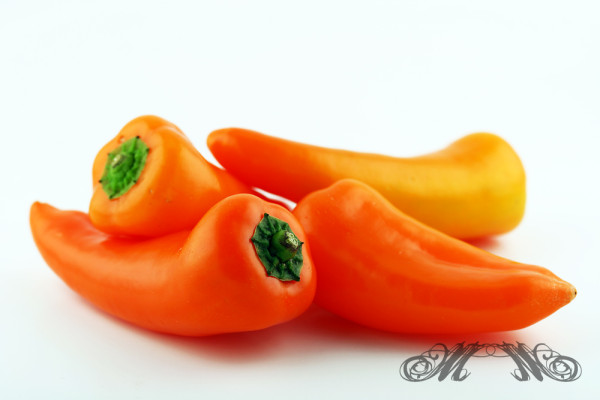 Vier orange Mini-Paprika