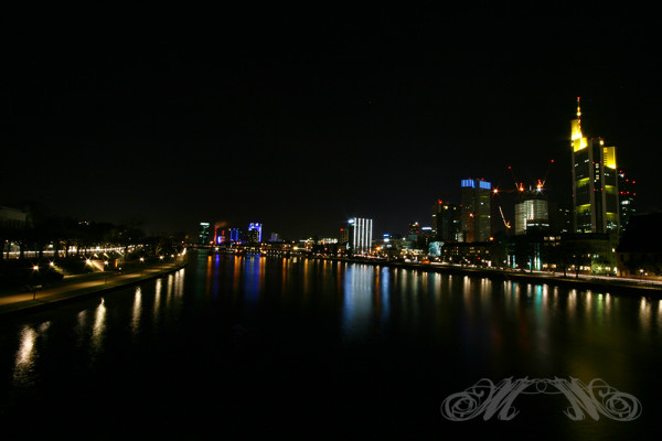 Frankfurter Skyline bei Nacht vom Eisernen Steg (Januar 2013)