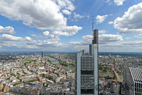 Frankfurt von oben: Blick auf den Commerzbank-Turm (Mai 2014)