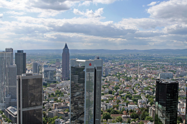 Frankfurt von oben: Blick auf die Skyline (Mai 2014)