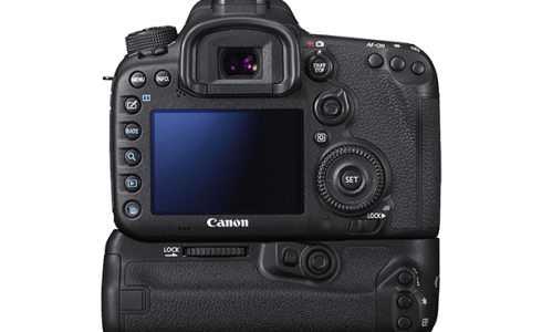 Canon EOS 7D Mark II: Batteriegriff, Akku und Blitz